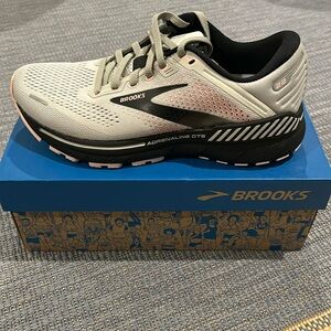 Brooks NWT * adrenaline GTS 22